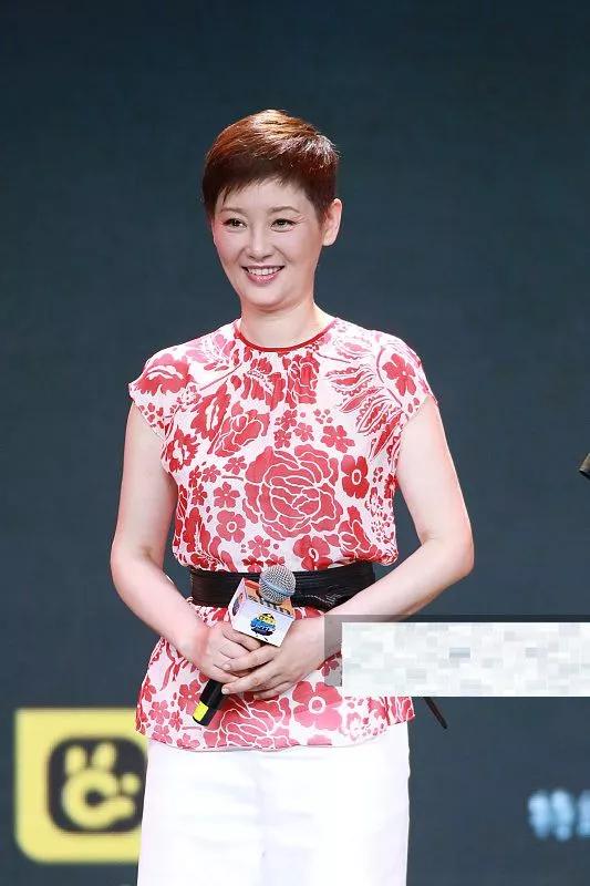 徐帆一头短发干练时髦,眼角皱纹暴露年龄,52岁这气质不错了