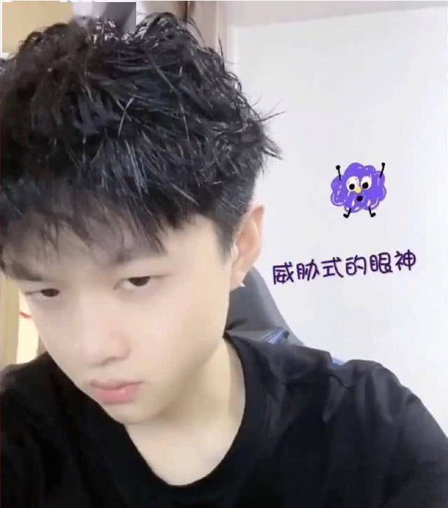 九天狐老自夸帅气,看到正脸的一瞬间,网友:去当偶像吧