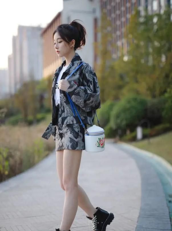 冯提莫这套衣服同样很有魅力,看着简单却又颇为清爽