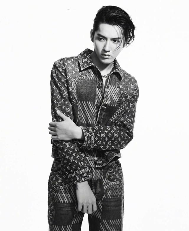 吴亦凡登上时尚杂志封面,黑白湿发造型亮眼,成熟中保有天真