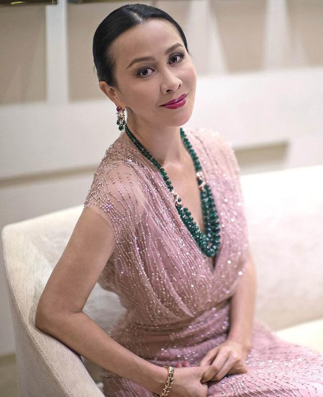 55岁刘嘉玲穿深v礼服显优雅:成熟的女人,都懂得悄悄沉淀自己