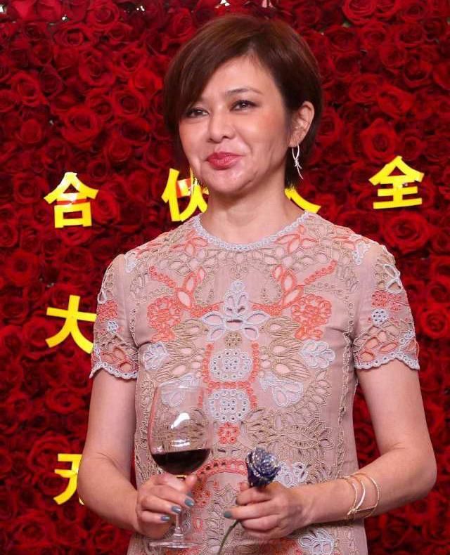 57岁关之琳真敢穿,一袭粉色蕾丝裙惊艳亮相