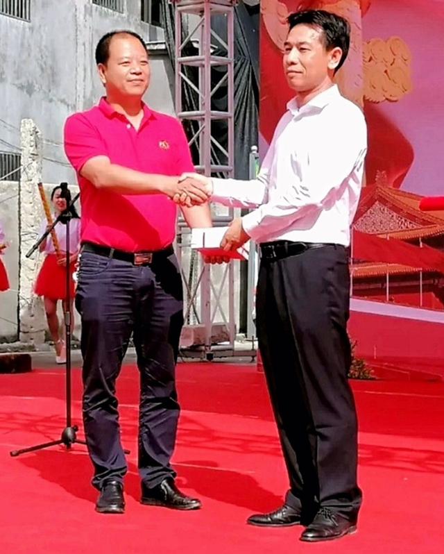 图为汕尾市司法局局长许昌林(右)向基层赠送《中华人民共和国民法典》