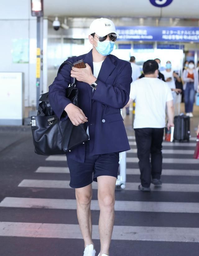 跟着张亮当潮男,西装配短裤混搭又潇洒,"男模腿"也太抢镜了