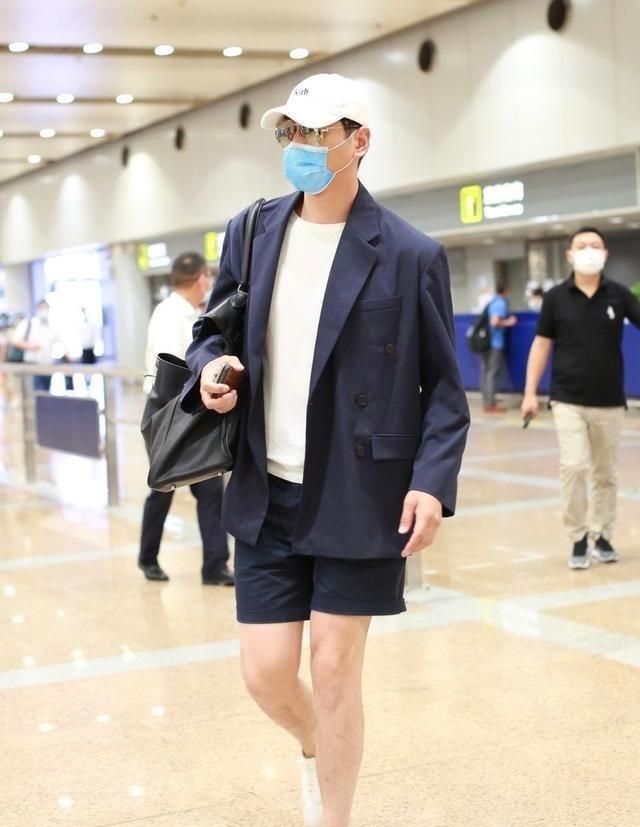 跟着张亮当潮男,西装配短裤混搭又潇洒,"男模腿"也太抢镜了