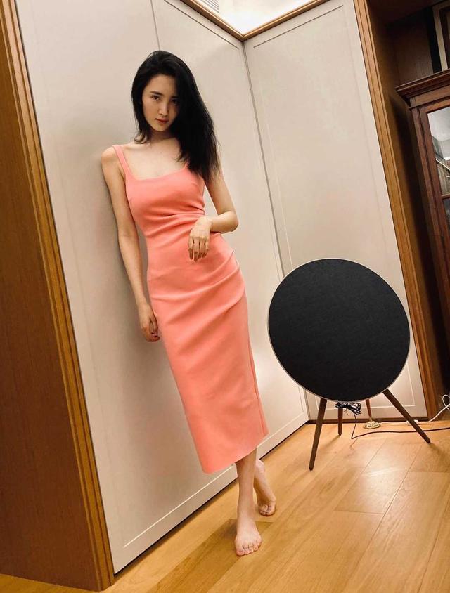 37岁王紫璇气质绝了印花衬衫搭配白色阔腿裤走机场高级又时髦