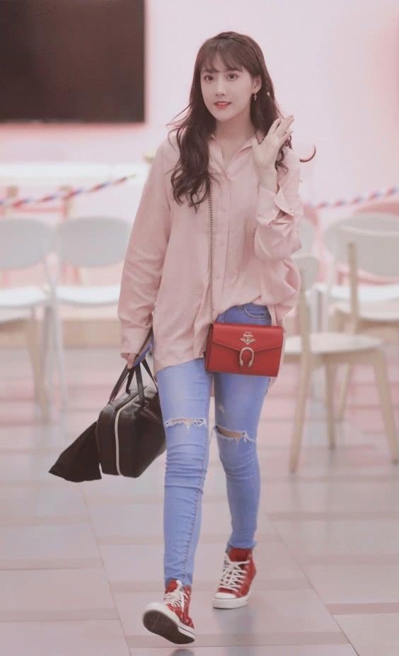 李艺彤当了反面教材?都说梨形女孩不能穿"浅海裤",显胖了吧