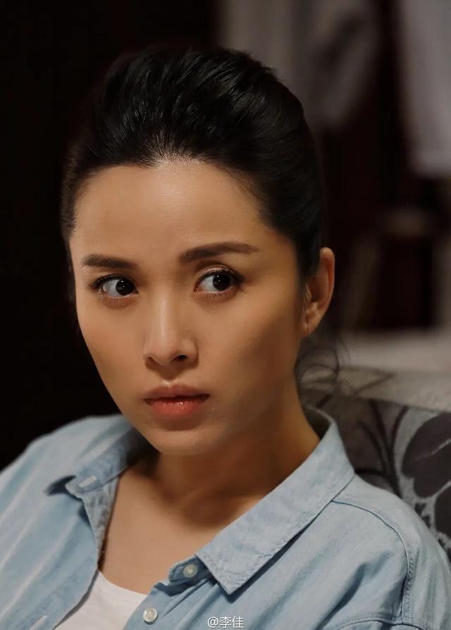 但李佳对演戏有无限的热爱,富太太的生活让她感到空虚落寞,又出来拍戏