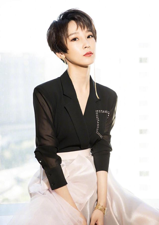谢楠真给吴京长脸穿黑色上衣配纱裙标志性短发太有质感