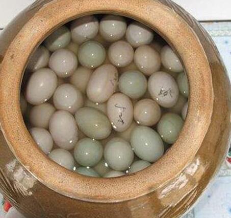 腌咸蛋大家都会腌出不咸又起沙100流油你会吗附操作步骤配比