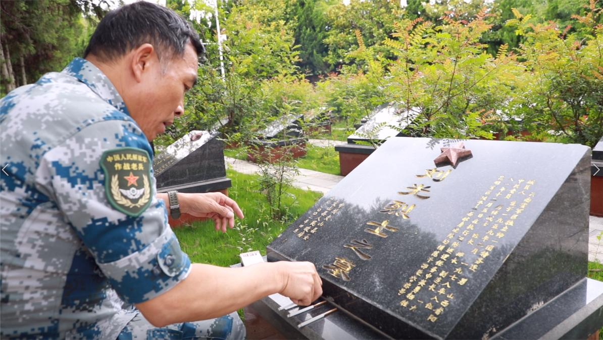 战地卫生员安振江,祭拜刘光刘明烈士:兄弟双双牺牲,满门忠烈