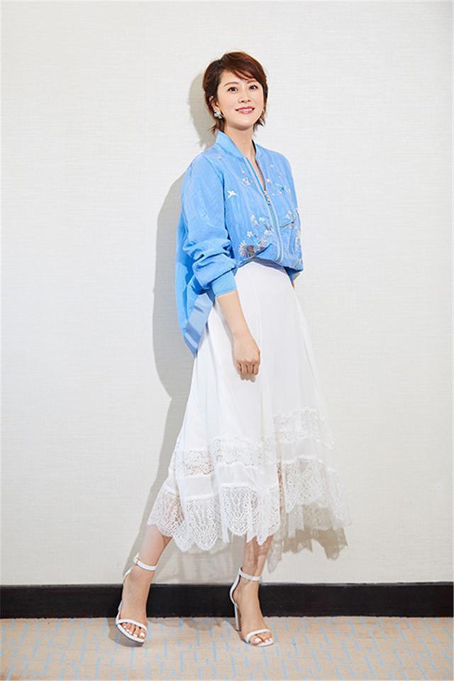海清气质穿搭再现,浅蓝色镂空衬衫好清爽,不仅减龄更时尚
