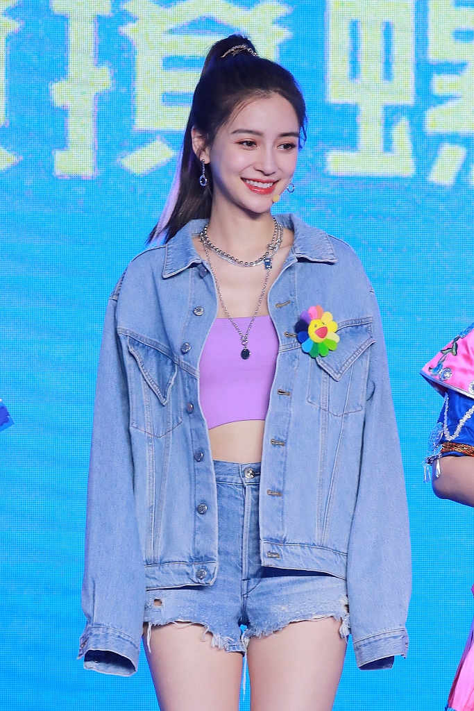 杨颖穿热裤秀美腿甜笑似少女 蔡徐坤背竹篓超可爱
