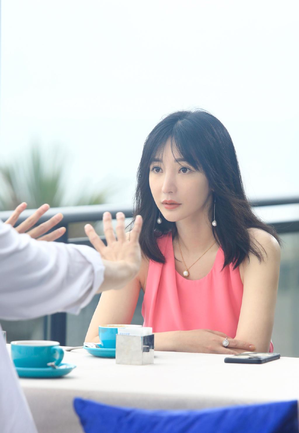 柳岩综艺中一天相亲两次,穿粉色拼接露背裙,身材曲线像少女|柳岩|露背