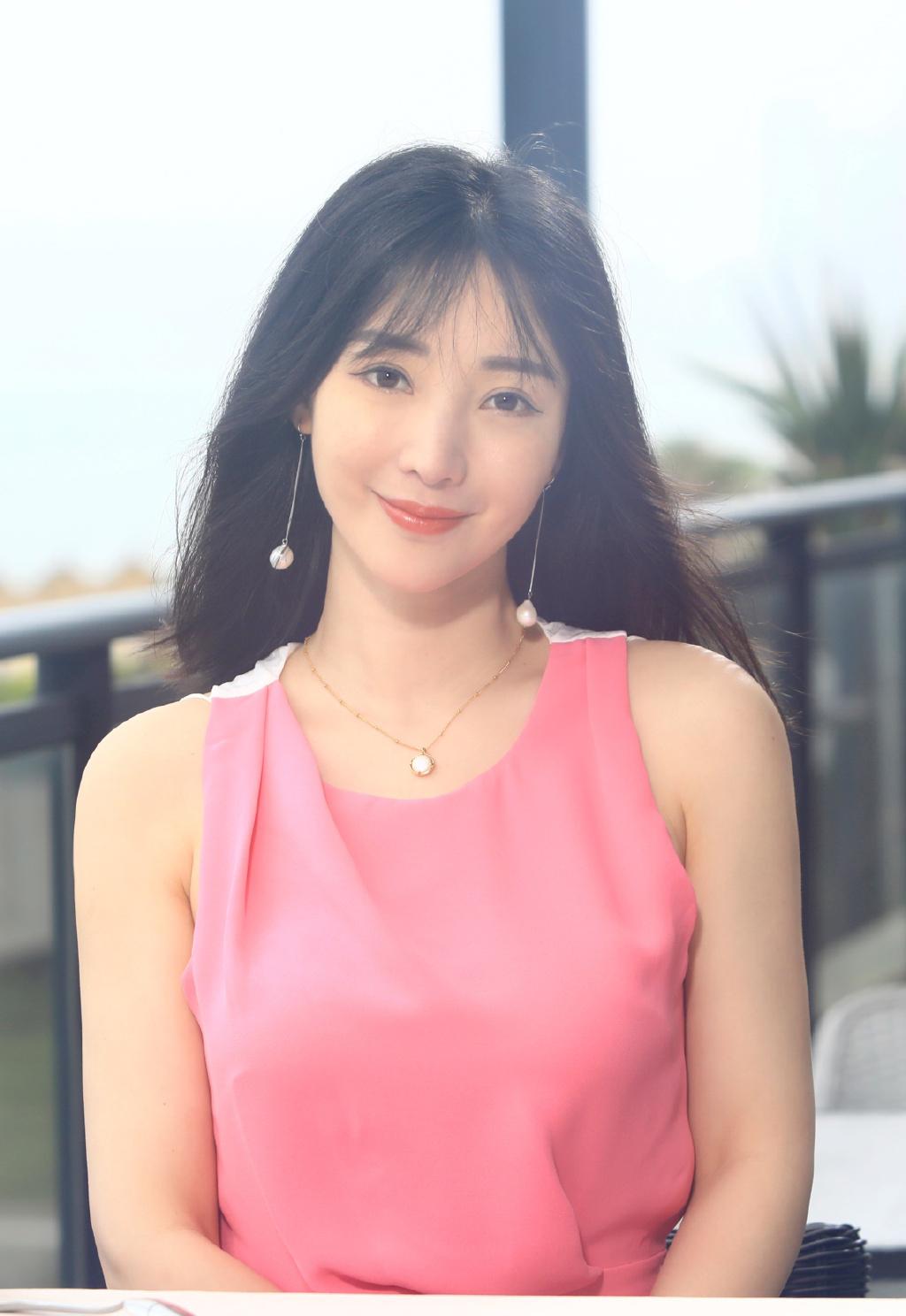 柳岩综艺中一天相亲两次,穿粉色拼接露背裙,身材曲线像少女