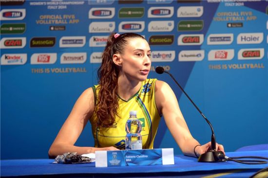 女排奥运冠军晒出一家四口合照,双胞胎女儿萌态百出|谢拉|颜妮|双胞胎