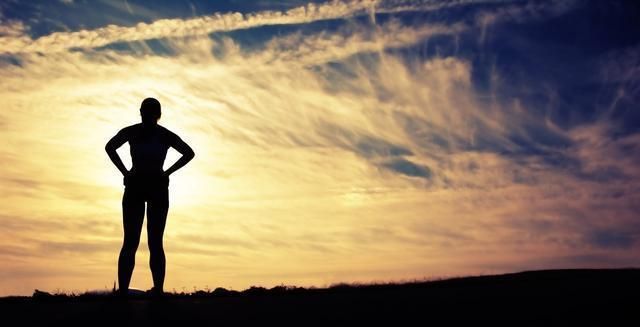 他年少被卖到国外娶洋妻生子,后代800多人,如今自成一村