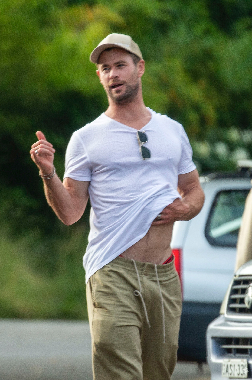 笑哭了38岁锤哥吃太撑路边尬舞消食舞技和星爵有得一拼