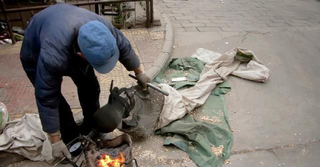 记忆中老式手摇爆米花机"蹦"出多少人脑海中的记忆现在很少见