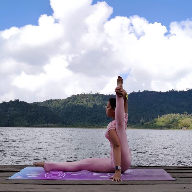 38岁车晓大秀空中瑜伽,身姿优雅体态迷人,网友:平衡力惊人