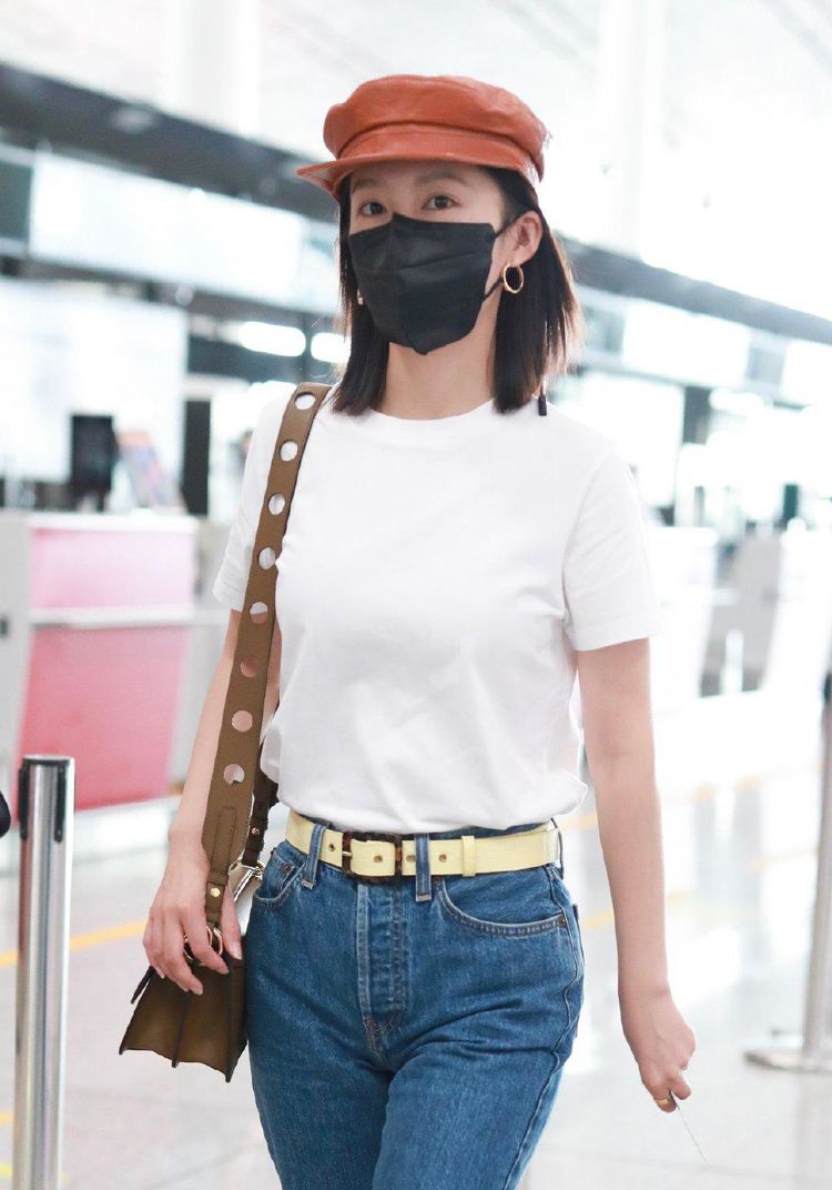 李沁不愧是当红花旦,穿白t牛仔裤都凹出明星范,气质太圈粉了