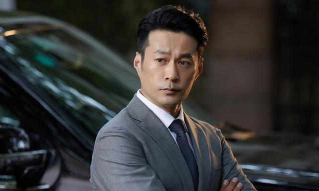 从设计师到演员,帅大叔谭凯48岁依旧单身,但事业却节节开花