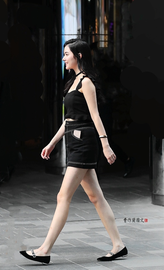 街拍清凉美丽的夏日短裙美女