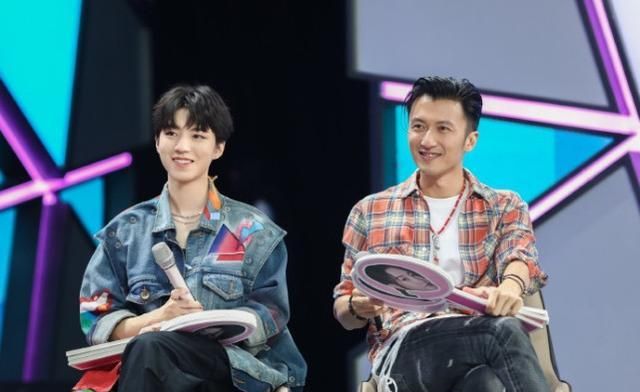 谢霆锋和王俊凯同台走秀,穿一套乞丐装很时髦,40岁不显老!