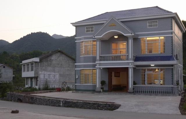 先给大家看看房子外观的照片,是不是还挺漂亮的!