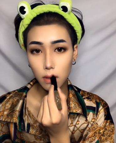 小哥哥仿妆"蔡徐坤",看到成品:傻傻分不清