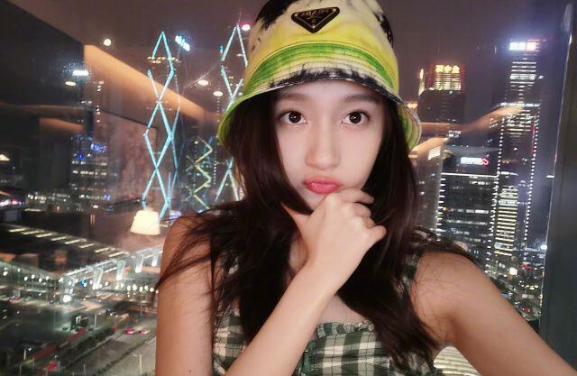 关晓彤有多爱这手势每次自拍都会用上,却没人发现她的小心思