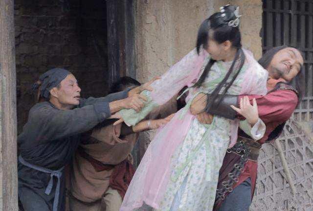 一场大雨,冲垮了小黑屋的墙,婢女们得以逃出来.