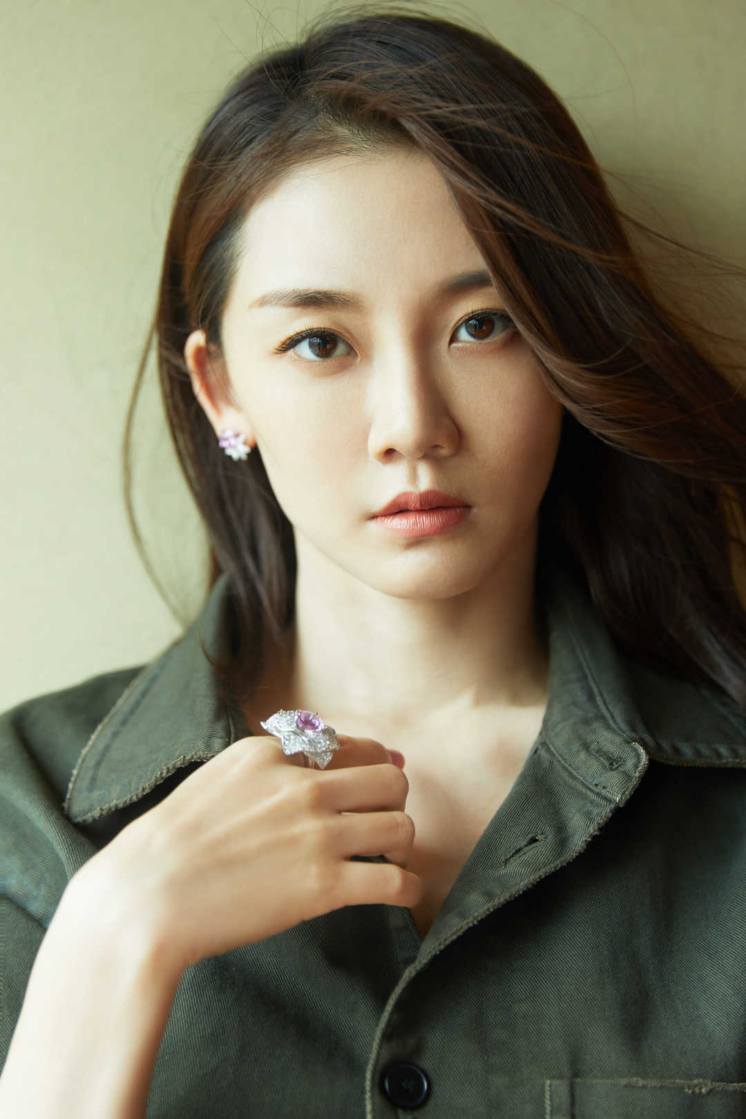 苗苗气场全开!墨绿色连体裤中性飒爽,腰带勒出"巴掌腰"好抢镜