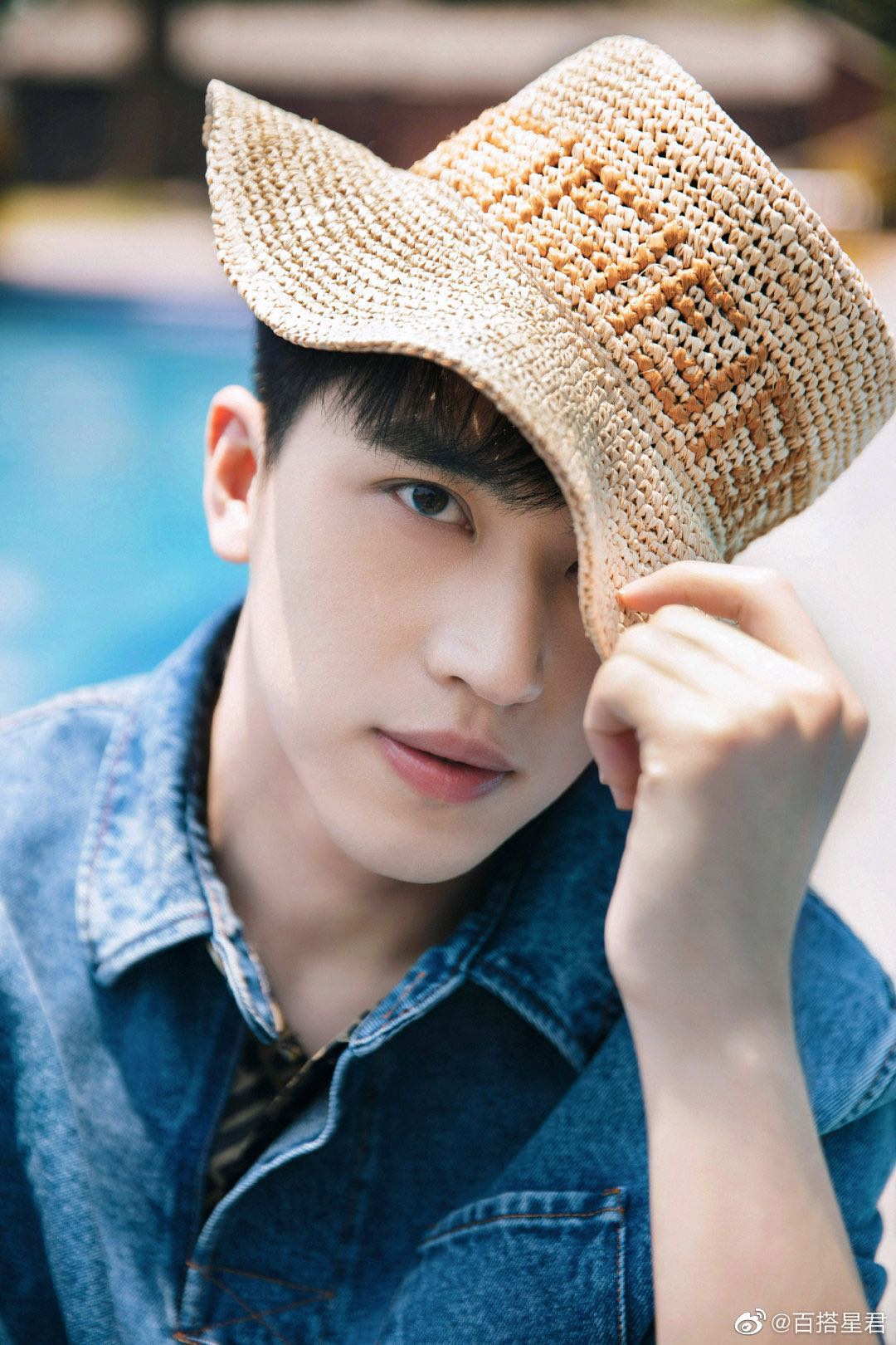 许魏洲夏日大片,身穿牛仔衫搭配麂皮拼接牛仔短裤,少年感十足