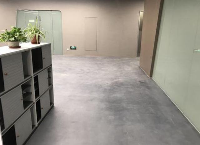 头次见有人不铺瓷砖地板,铺这种全屋水泥地面,太聪明了