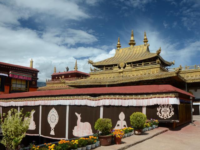 桑耶寺是西藏地区第一座藏传佛教的寺院,历史非常的悠久,最早在8世纪