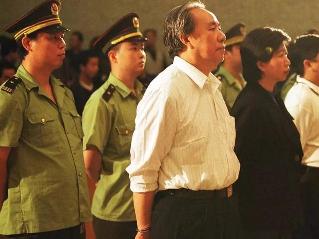 500车罐头换4架飞机,300元起家成亿万富豪|满洲里|牟其中|新疆_新浪