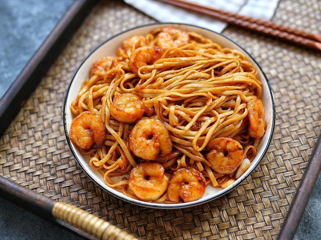 根根顺滑的虾仁炒面,下面时别煮熟,不粘锅还有弹性