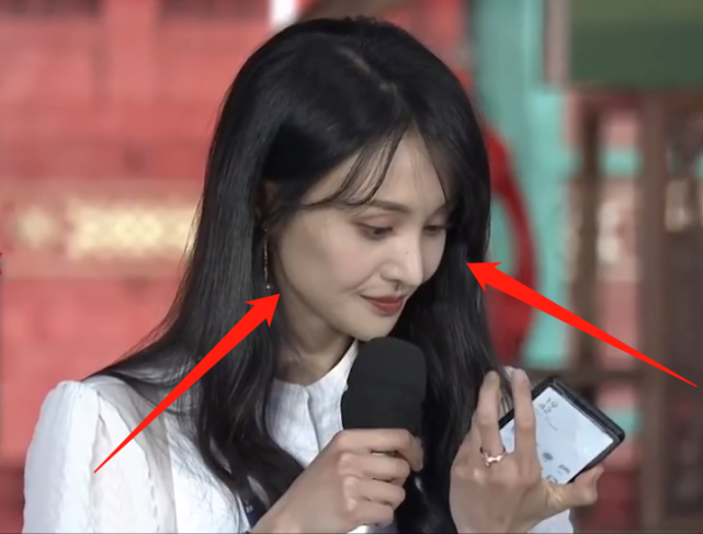 另外,郑爽脸上的黑眼圈也是证明了她近期工作压力大,这状态跟常人如出