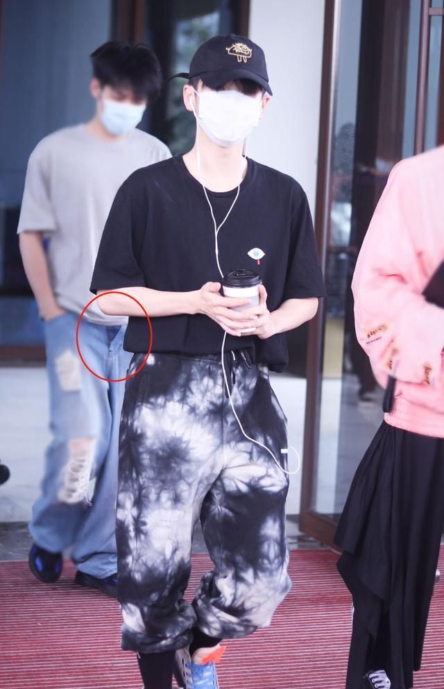 95后小鲜肉当众不拉裤子拉链,画面辣眼遭吐槽|任豪|拉链|吐槽_新浪新