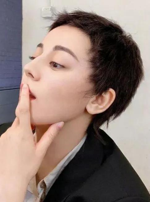 有种颜值叫"女明星寸头",唐艺昕清秀,baby洋气,热巴太a了