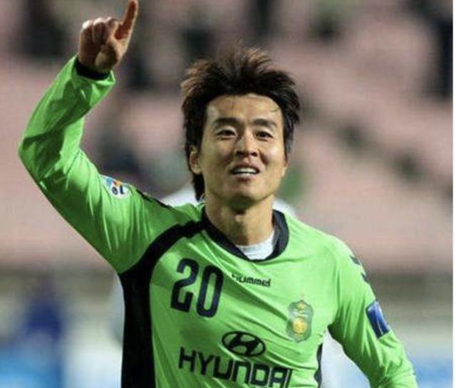 越老越妖,41岁李东国6场轰5球,他映衬出中国足球的问题