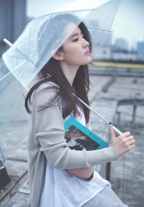 同样是女星打伞照:娜扎最精致,刘亦菲最文艺,陈瑶最让人意外