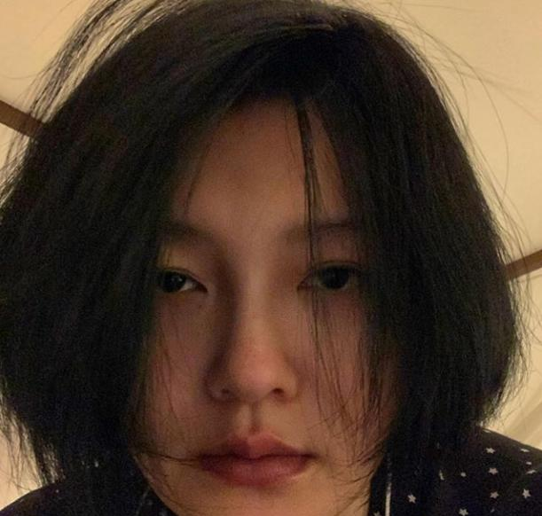 43岁大s有颜任性,晒短发素颜怼脸自拍照,眼神迷离和妹妹很像