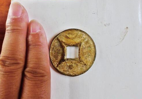 农民意外挖到宝藏,经过专家鉴定价值上百万,农民不淡定了