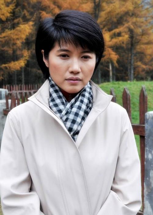 她对这一切都是无怨无悔的,所以说这才是一名充满人性光辉的好演员