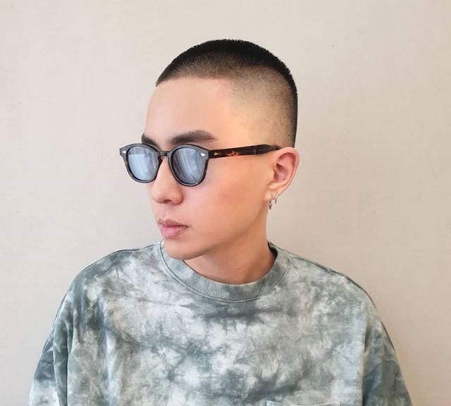 男生夏天别乱剪发型,试试这4款"两边铲光"发型,干净又帅气