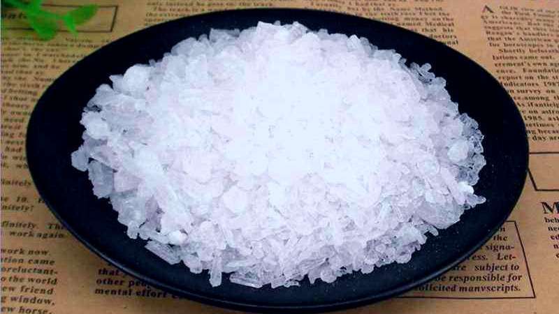 因为硝石有遇水吸热的特性,我们便可以这样做:如果遇上停电,我们可以