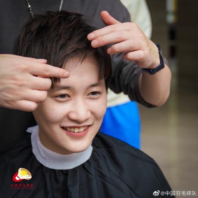 国羽集体理发现场照曝光:女队众将短发造型展英气,黄雅琼素颜超美