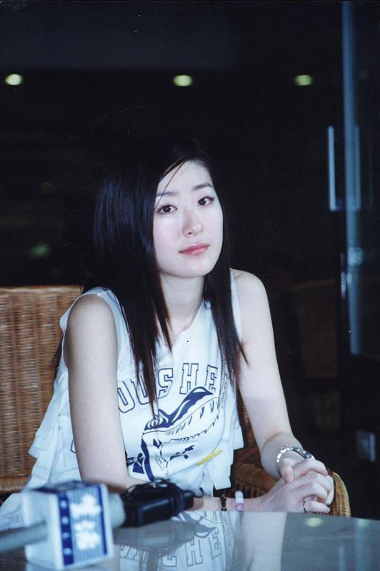 她是周星驰签约第一位女艺人,8年却只拍了2部戏,离开后再无人知|李卉